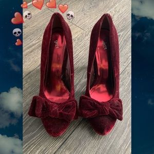 Elegant Velvet Heels with Bow Detail